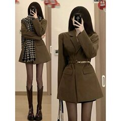 新型のデザイン感の肩のスーツのコートの女性の韓系は腰のベルトの金の小さい背を収めてやせているネットの赤い揚げ物の街のスーツを現します。