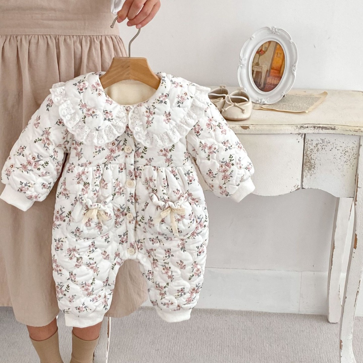 Internet celebridad bebé niñas invierno engrosado mameluco niñas floral de manga larga romper caliente hacia fuera bebé acolchado mono