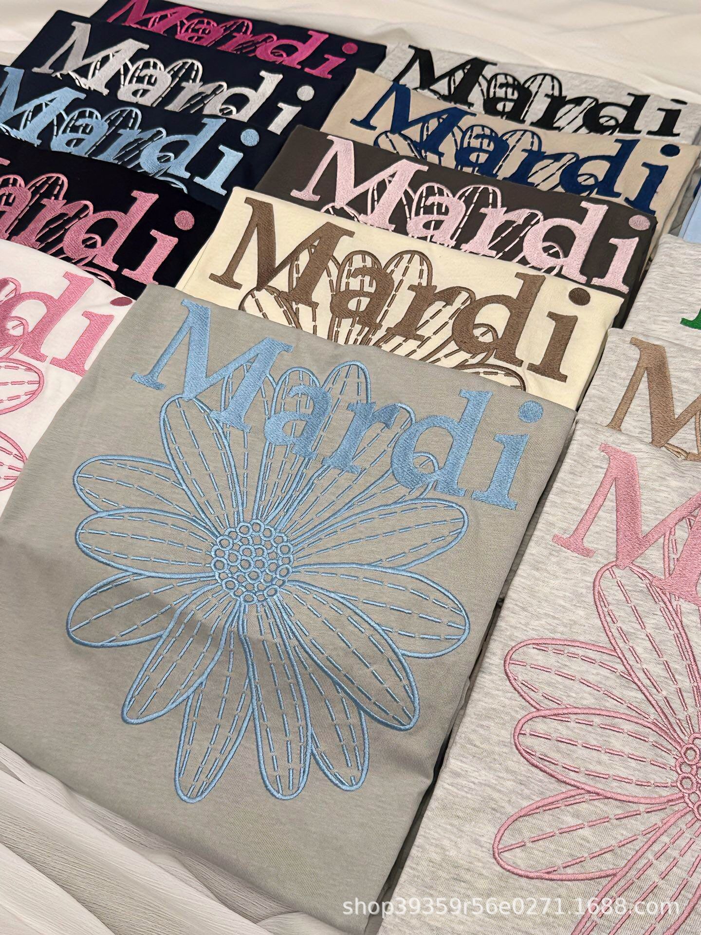 26 New Korean Style In-Stock Mardi Short-Sleeve T-Shirt with Daisy Embroidery, Same Style as Kim Go-Eun, Loose and Versatile Top for Women