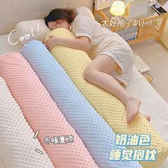 豆の毛の長い条は枕の女子学生を抱いて寝て足のベッドを挟んでベッドの上で寝ます。