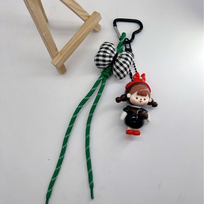 新作のスプリットポーズの女の子フィギュア、表情豊かな粘土製ハンドメイドバッグチャーム、キーホルダー、キュートなギフト、多用途なアクセサリー|undefined