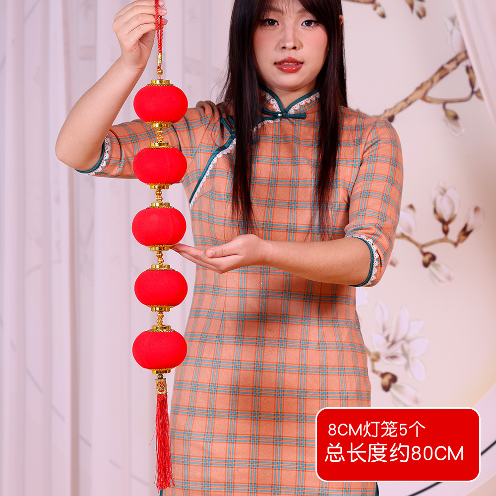 5 гирлянд полностью красных фонариков среднего размера.