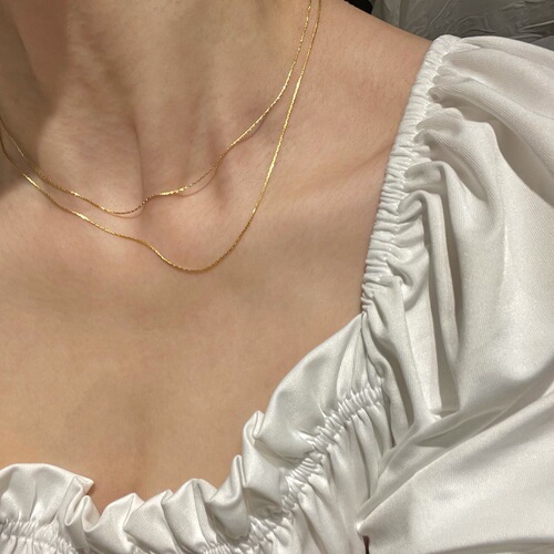 Extraordinary basic models that may or may not be imported from the United States. 14k gold-filled and gold-injected daily thin necklaces, clavicle chains, stacked for women.