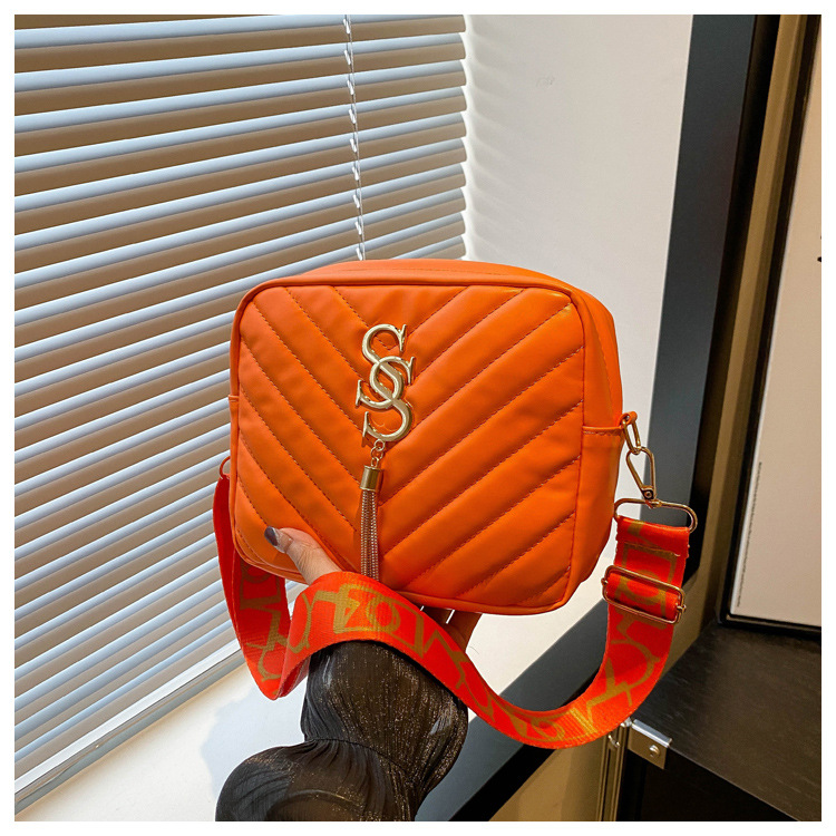 A stylish Korean-style wide shoulder strap small bag for women in the autumn of 2024, a niche design and versatile camera bag, an ins crossbody small square bag undefined