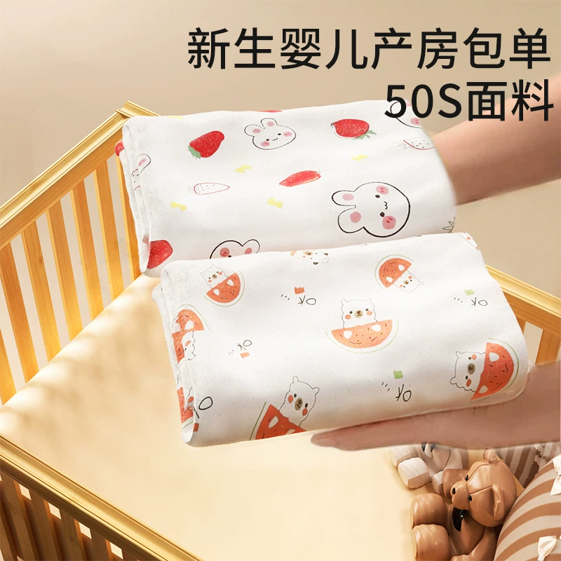 Новорожденный ребенок один новорожденный ребенок, рожденный с сокровищами, покрыт чистым хлопком весной и осенью летом