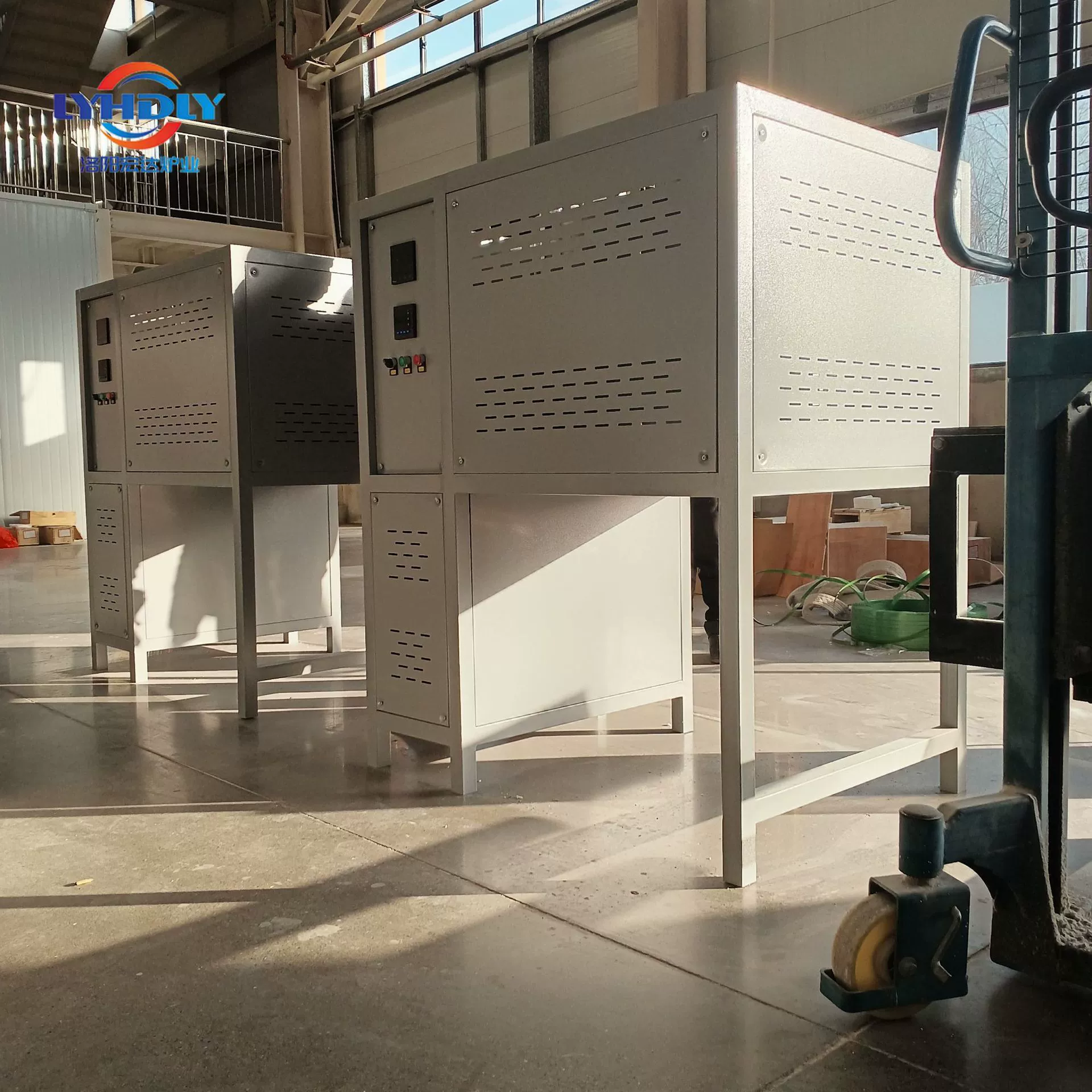 Luoyang Hongda Furnace Industry может изготовить на заказ высокотемпературную плавильную печь для стекла, печь для фрита, печь с тигельным сопротивлением, муфельную печь, экспериментальную печь.