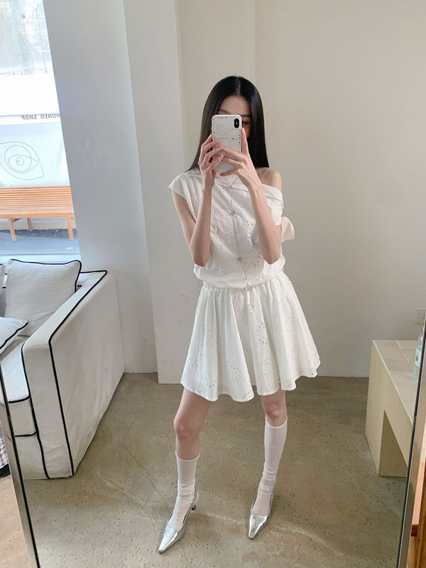 白色连衣裙女夏设计感小众斜肩一字领镂空花朵系带蝴蝶结收腰短裙|undefined