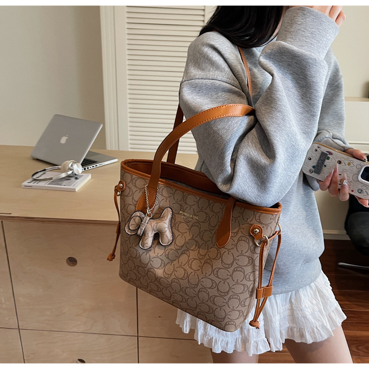 Korean high-end, versatile and retro single-shoulder commuter bag for women, new summer 2025 large-capacity fashionable tote bag undefined