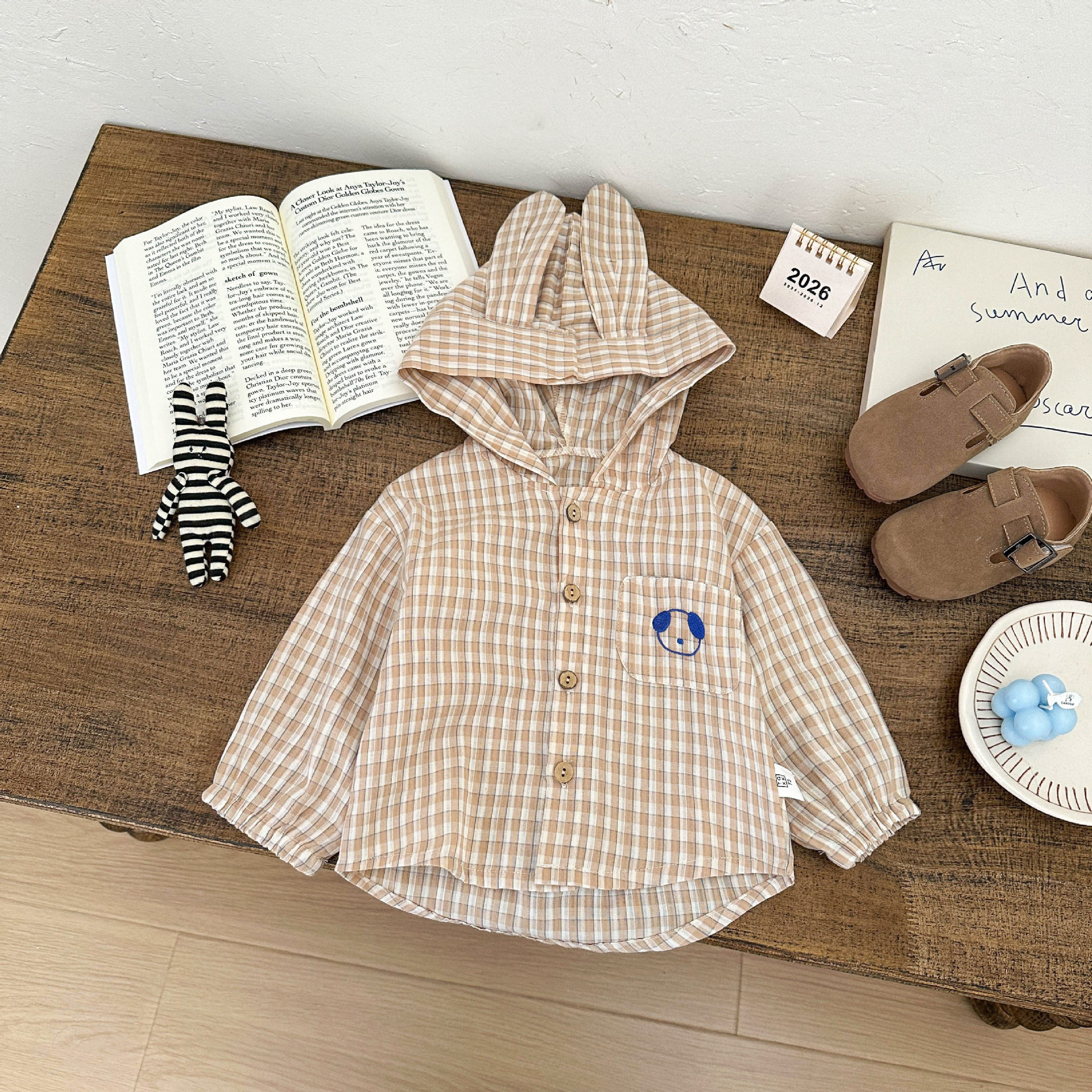 Camisas lindas coreanas para bebés de sexo masculino y femenino 2026 primavera nueva camisa con capuchón de estilo a cuadros para niños extranjeros