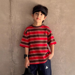 子供のストライプ Tシャツ 2025 夏の新子供服男の子ラウンドネック多用途底シャツトレンディな刺繍男の子半袖