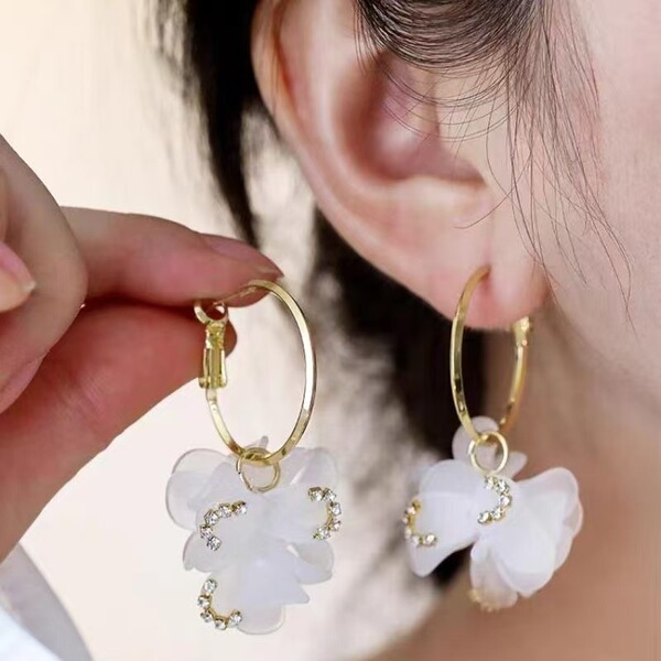 Korean fashionable elegant cute acrylic small design earrings