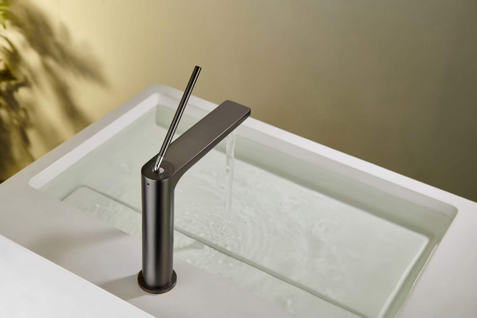 All-copper washbasin faucet, hot and cold household bathroom, washbasin gun, gray all-copper washbasin faucet Application Scenario