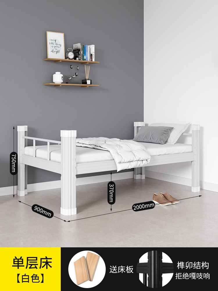 二段ベッドの上下に鉄製ベッドを敷いています。