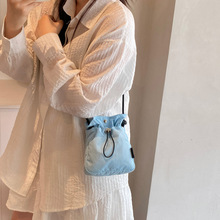 极简运动风手机包包女2025新款抽绳帆布小包百搭迷你斜挎包零钱包