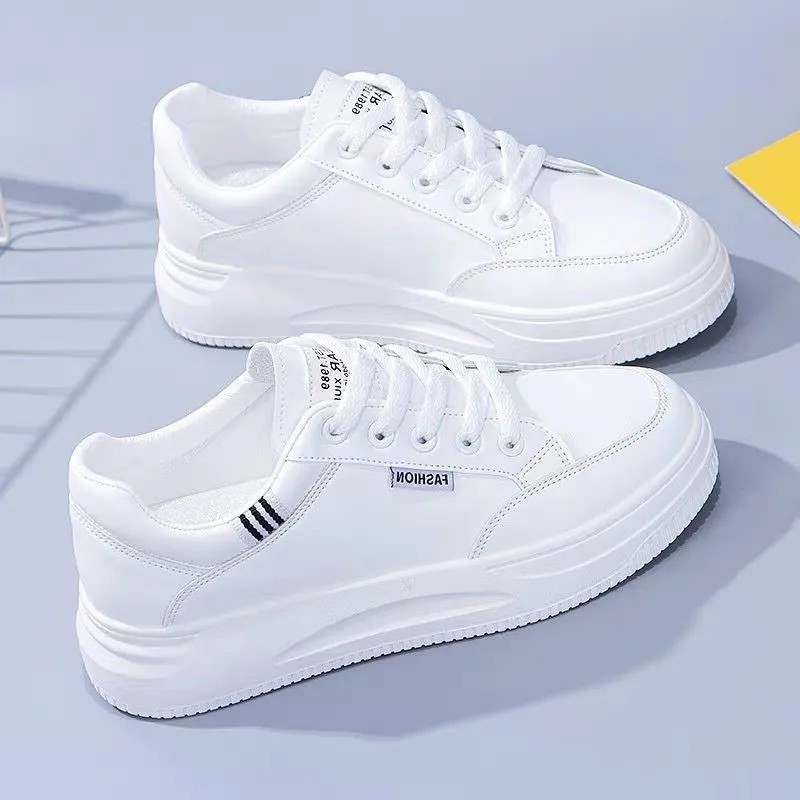 Comercio exterior al por mayor zapatos de skate para mujeres 2022 verano de goma suave de color sólido moda coreana zapatos deportivos casuales de mujer pequeños zapatos blancos