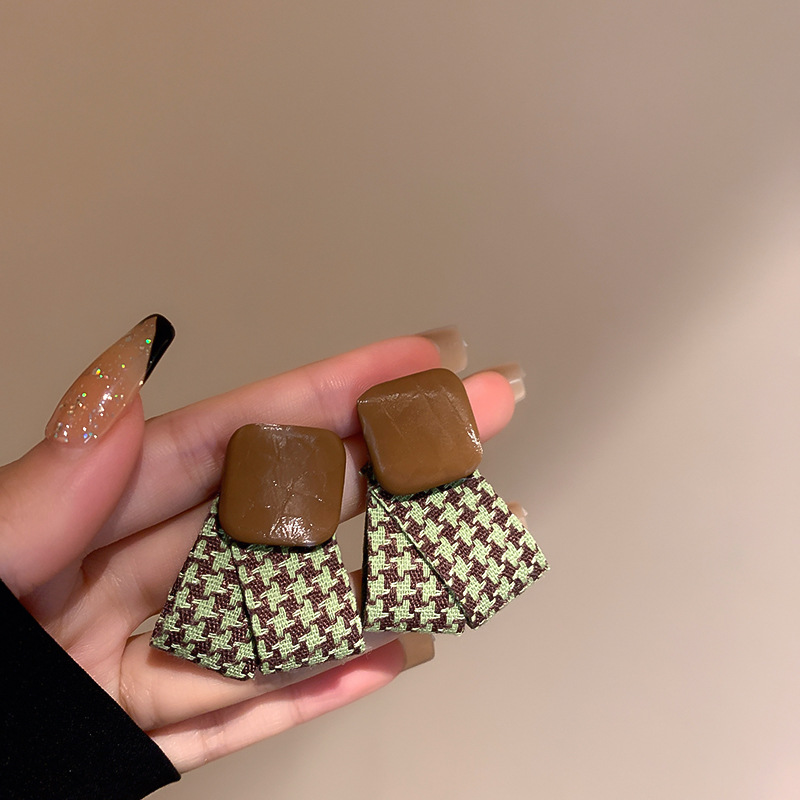 Pendientes de mariposa plisados de circón con aguja de plata Pendientes pequeños y frescos de moda simple Pendientes ligeros de lujo de alta gama al por mayor