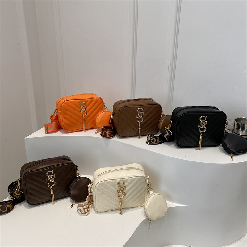 2025 primavera y verano nueva personalidad de moda bolso de niño hermoso casual simple bolso de mensajero textura estilo occidental bolso cuadrado pequeño de un solo hombro