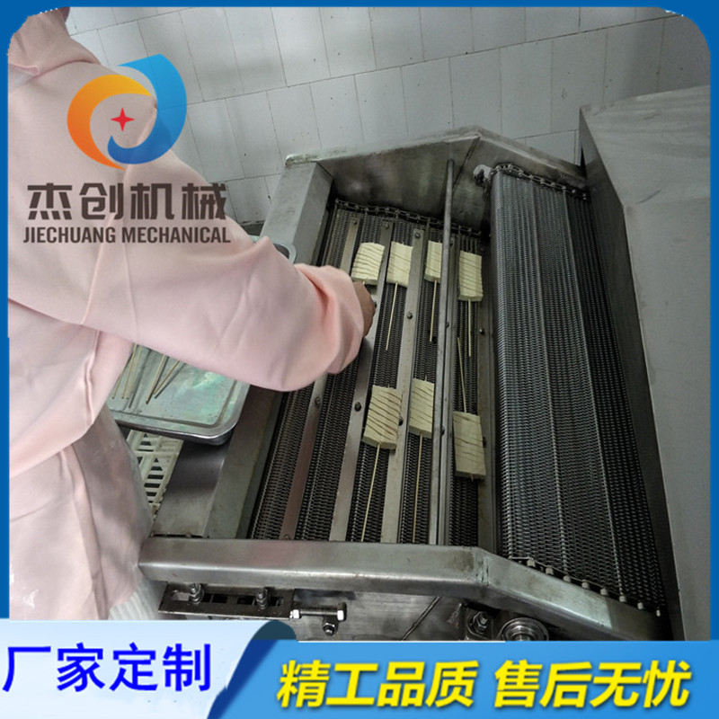 河南小型豆腐串油炸机 网带式兰花串油炸机器 变频输送自动油炸机