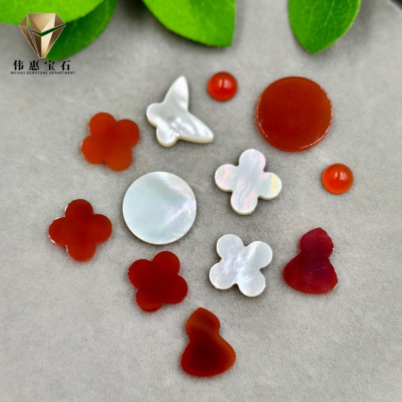 Source natural white fritillary four-leaf clover naked stone diy jewelry accessories pendant necklace jewelry loose beads niche wholesale