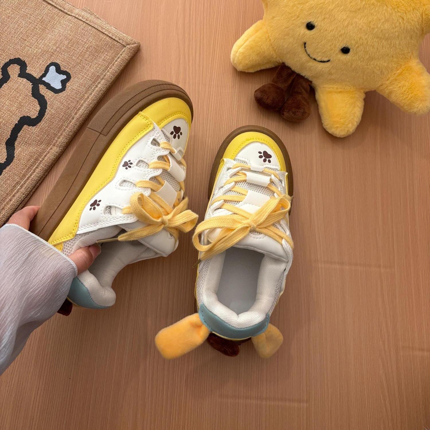 Zapatos casuales amarillos de leche de suela gruesa 2025 nuevo nicho de diseño de perro pudín diseñado para estudiantes zapatos de skate versátiles zapatos de pan para mujeres