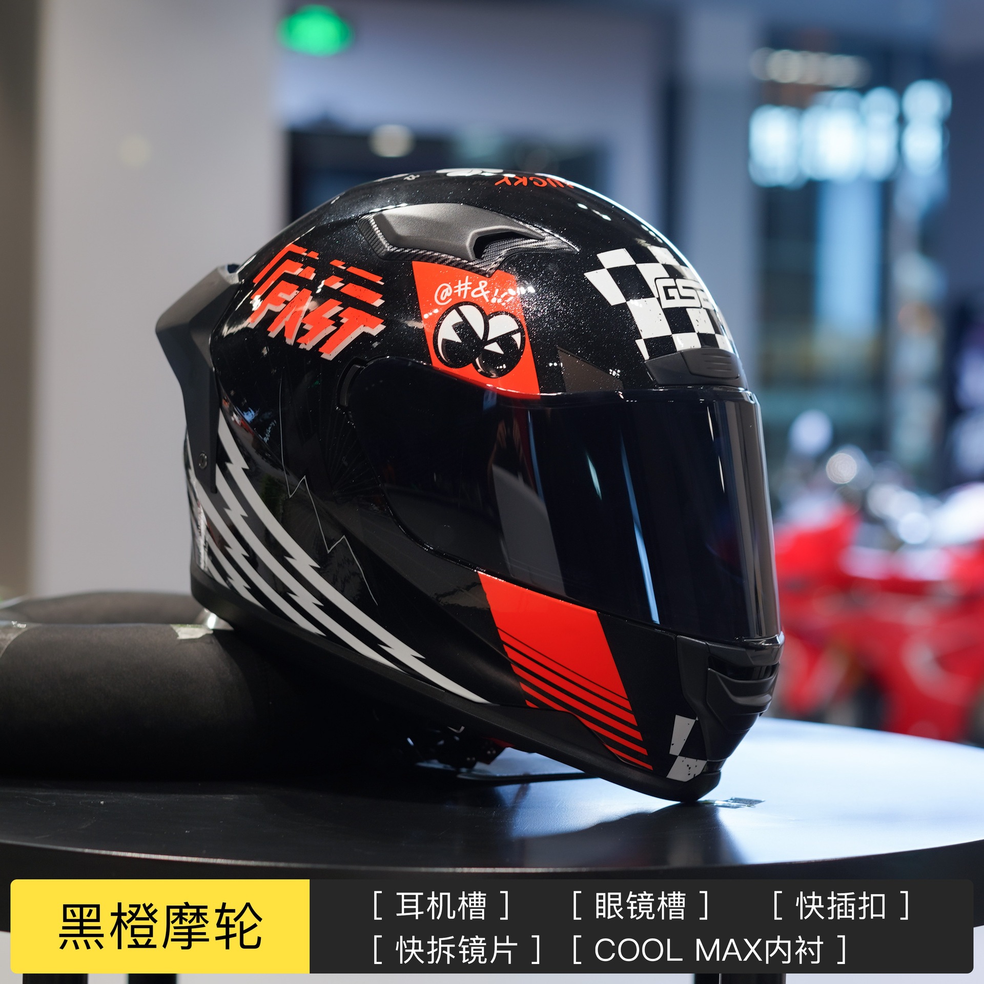 검정색과 주황색 오토바이