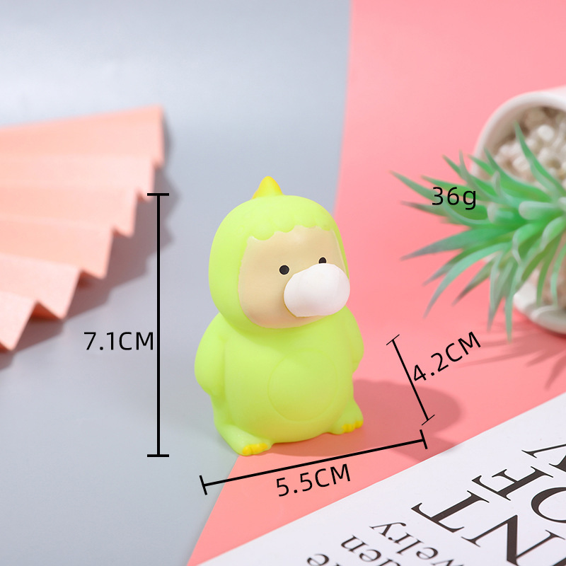 Juguete antiestrés de dibujos animados de niña apretando burbujas, juguete antiestrés de pequeño animal, gadget antiestrés de monstruo verde de Halloween.