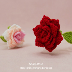 完成品の尖った角のバラの創意手作りの毛糸編みのシミュレーション花の花束とバレンタインデーのプレゼントの誕生日プレゼント