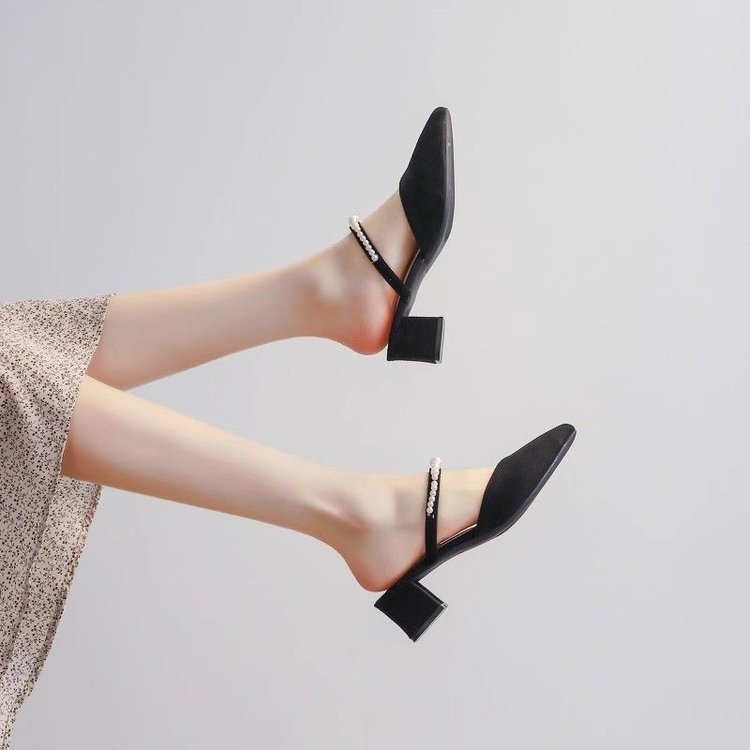 Baotou medio zapatillas de mujer 2026 nuevo verano francés perla hadas viento punta temperamento zapatillas frías de mujer
