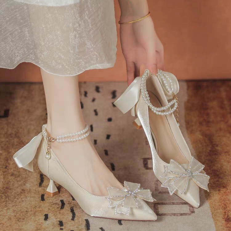 Romantic and delicate high heels with bow