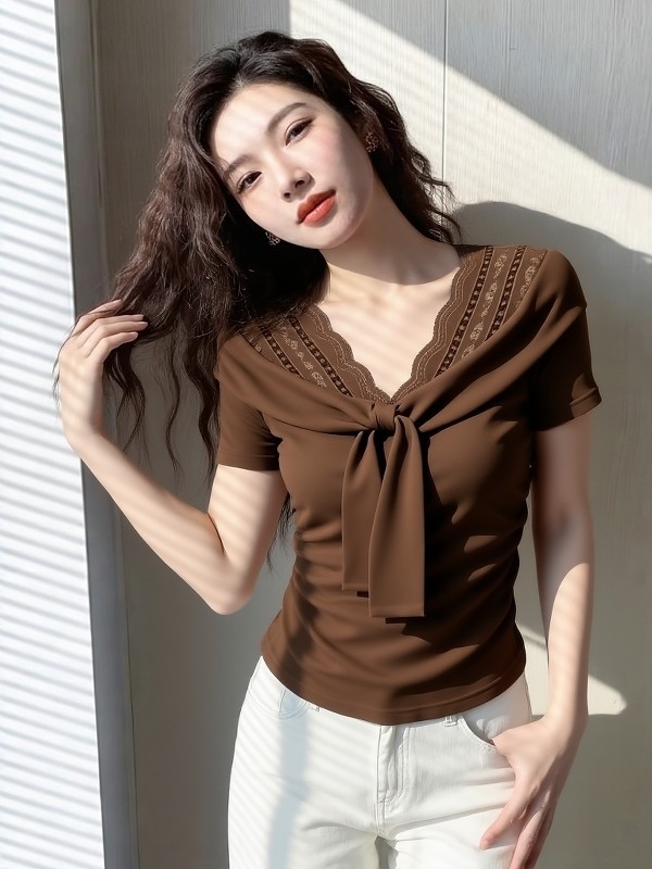 Áo thun nữ cổ V tay ngắn ren phối viền, dáng ôm sát, phối hợp đa năng — màu đen