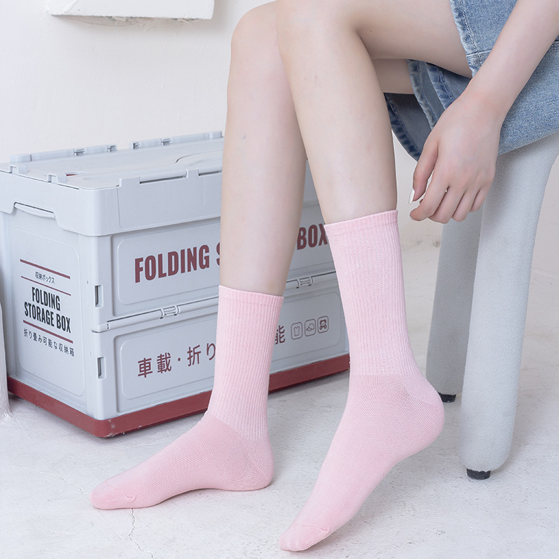 Calcetines de mujer otoño e invierno de moda calcetines de algodón de color sólido calcetines de pila calcetines de media altura calcetines de colores transpirables absorbentes de sudor al por mayor
