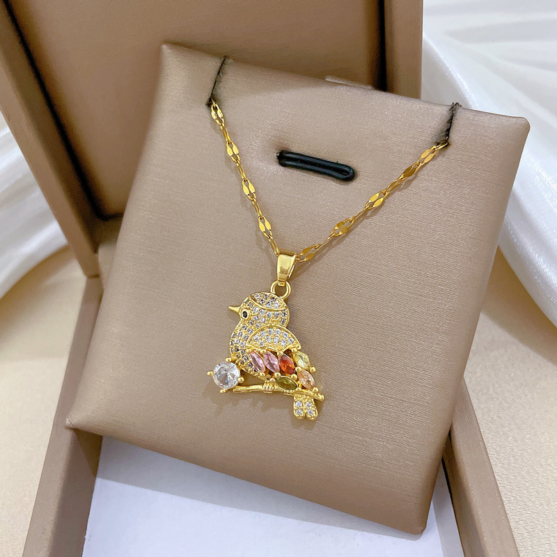 Collana con ciondolo a forma di uccello e zirconi oro_voghion.com