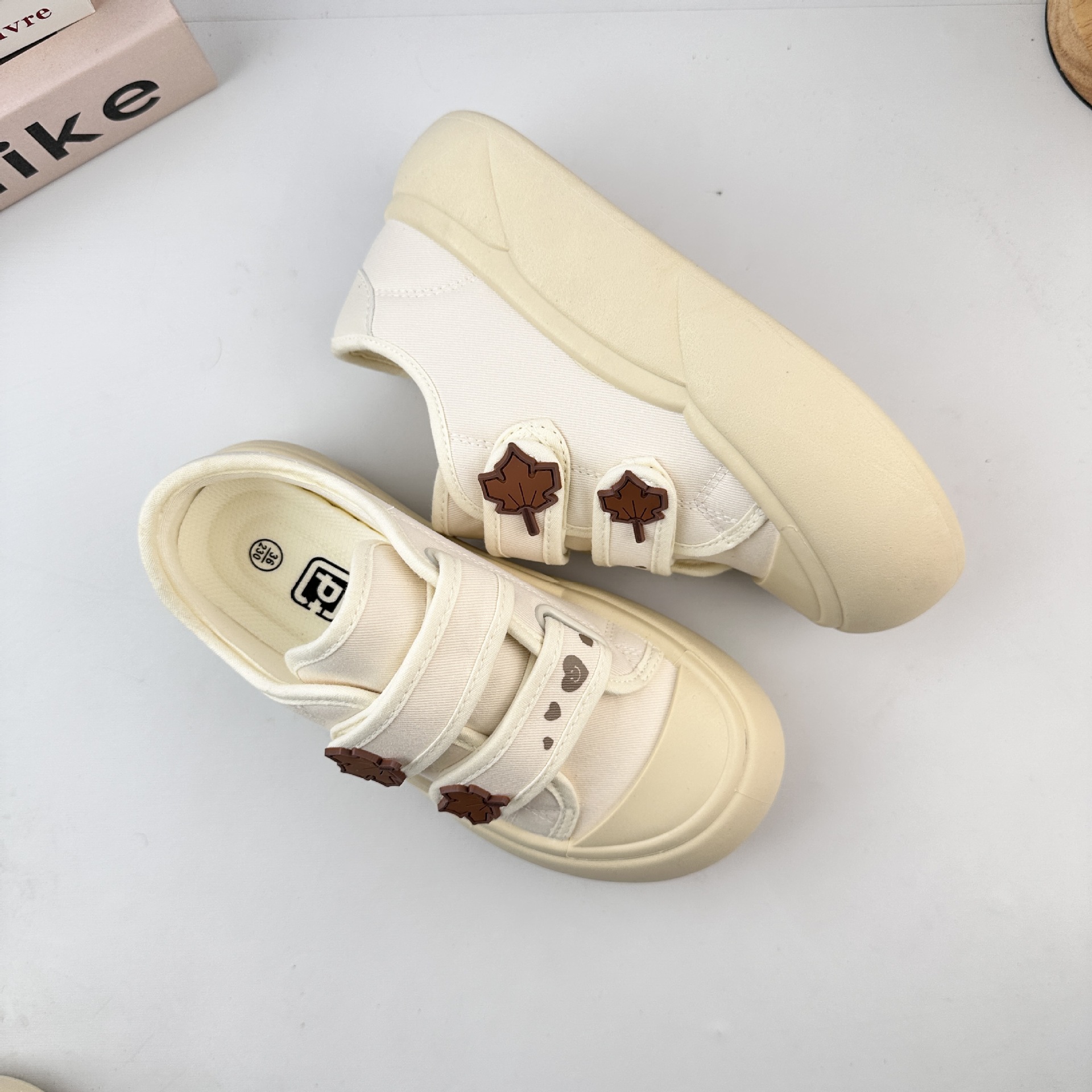 Yuanbo 2025 otoño nuevos zapatos de lona, zapatos de skate transpirables, zapatos blancos de suela gruesa de mujer, zapatos deportivos casuales, zapatos de pan