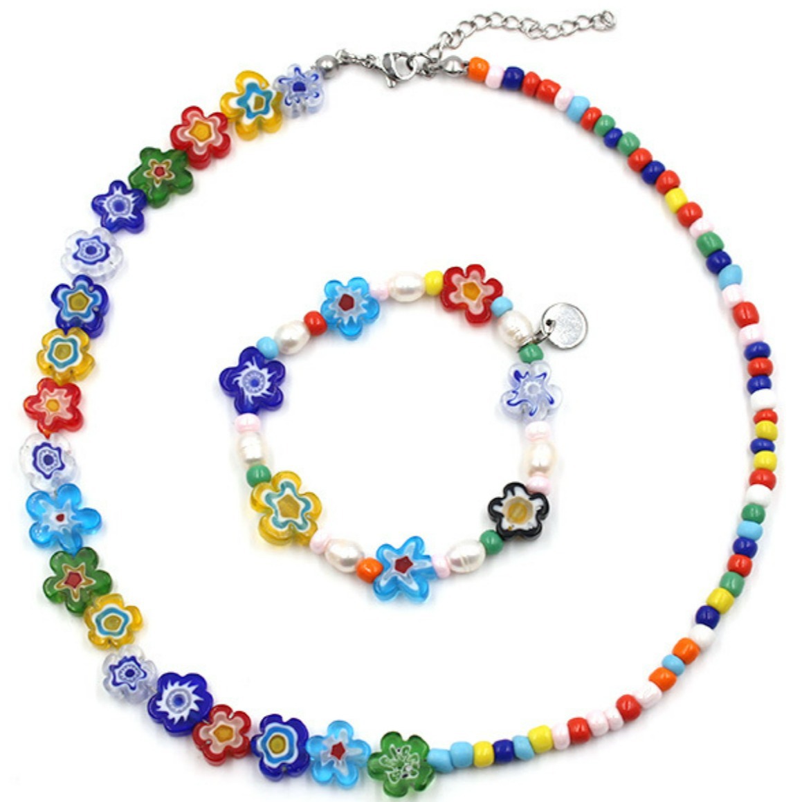 Design necklace flower-shaped