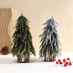 新しいクリスマスのテーブルの上に雪が降ってクリスマスツリーが飾られています。