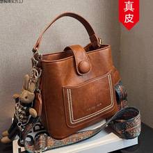 真皮复古包包小众新款斜挎轻奢大容量水桶包女
