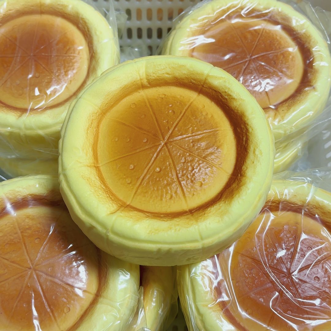 느린 리바운드의 젖은 부드러운 바스크 케이크 1개