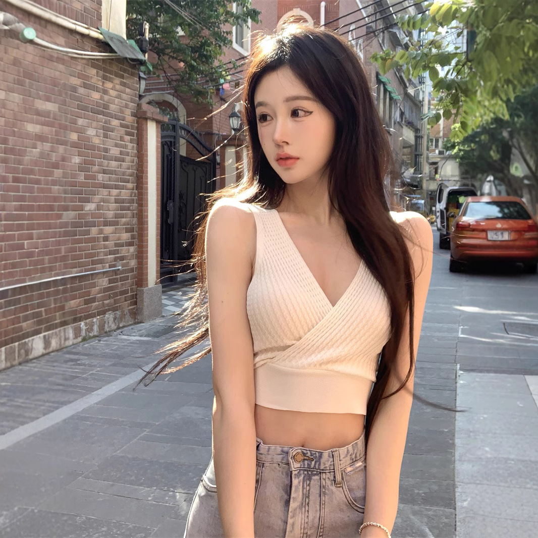 Wholesale knitted summer V-neck slim fit women is tank top
