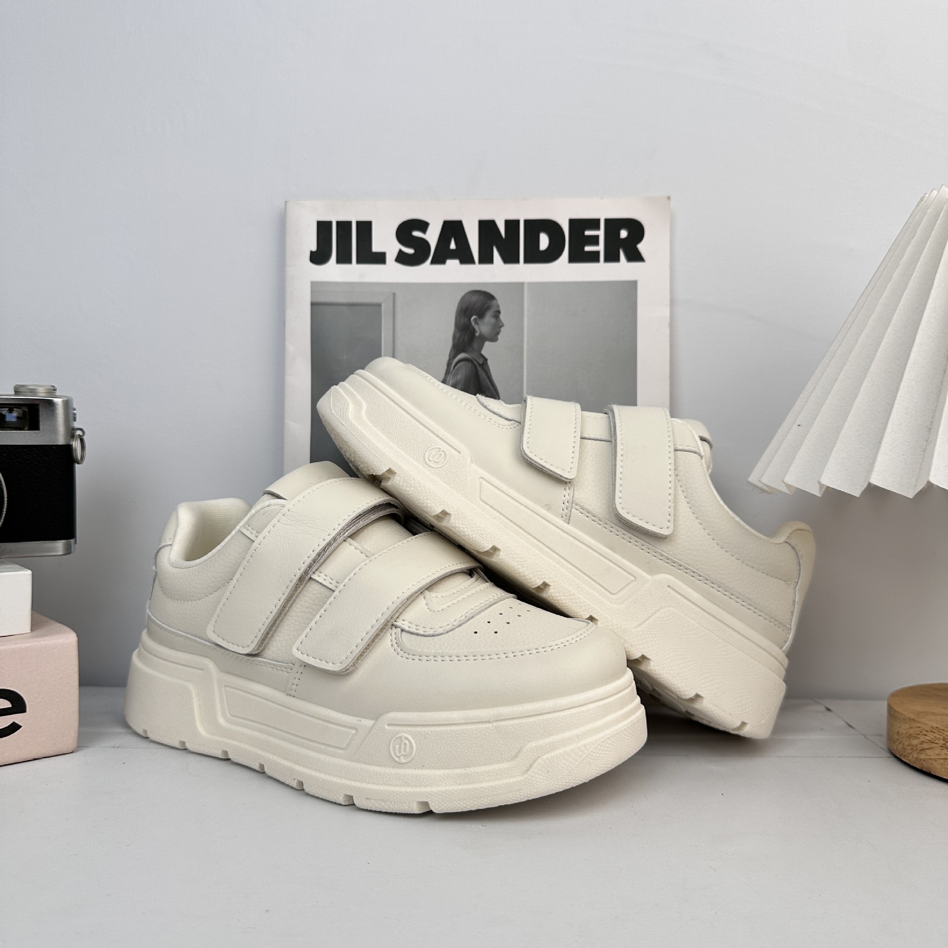 Yuanbo zapatos blancos para estudiantes 2025 nuevos nichos de explosión de zapatos grandes y bonitos, zapatos de skate elevados con suela gruesa