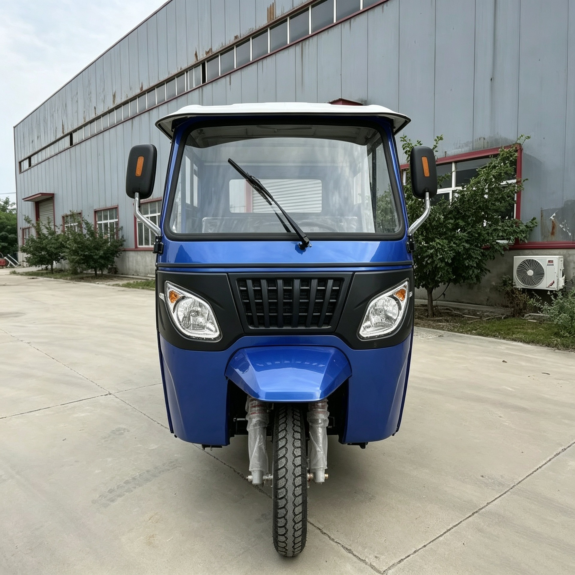 Multi-person passenger tricycle, fully enclosed passenger tricycle, rural passenger transport, fuel-powered passenger tricycle