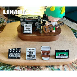 创意DIY奶油胶个性黑白字母牌磁带咖啡场记合金烤漆胸针配件