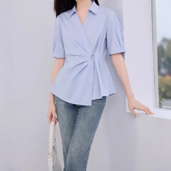 ウエストの青いシャツの女性2025夏服の新型半袖v字の襟のシャツの不規則な上着のc85s5 3430