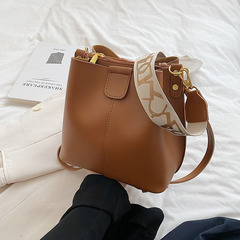 今年流行洋氣小包包女2023新款個性ins單肩包時尚質感斜挎水桶包