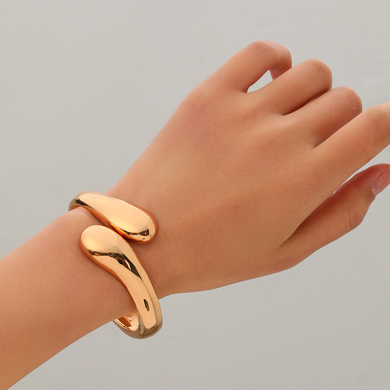 Joyería popular transfronteriza europea y americana, simple y moderna, pulsera de metal hueca de borde ancho, única y llamativa.