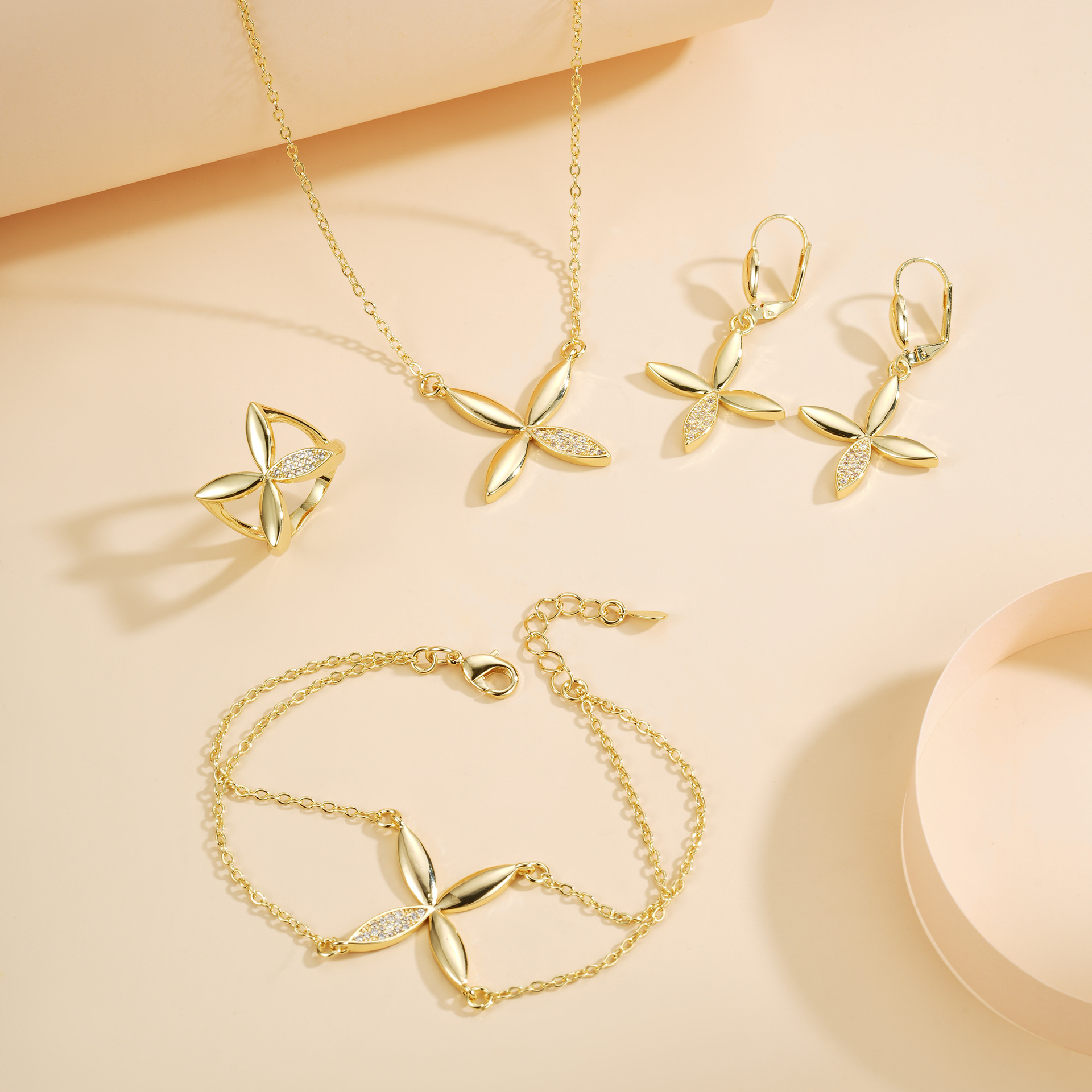 Explosiones transfronterizas de cuatro hojas de flores de diamante conjunto de joyería de diseño de alta gama collar pendientes anillo pulsera conjunto de cuatro piezas