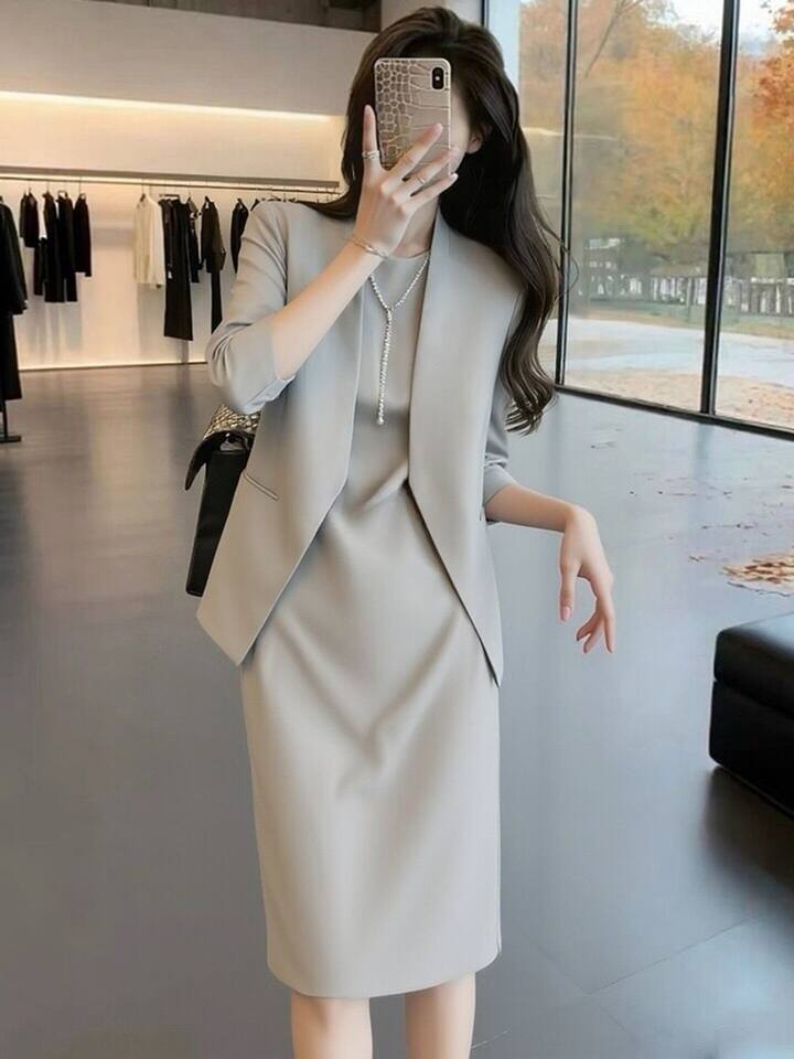 Bộ vest nữ cao cấp gồm áo vest và đầm liền thân hai mảnh, tay lửng, cổ vest, váy midi dáng đứng — Màu xám nhạt chi tiết 13