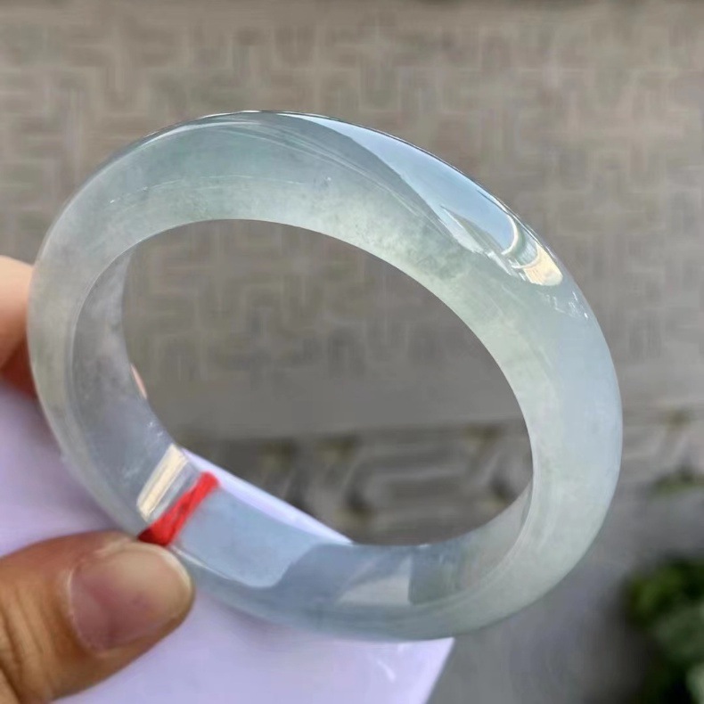 Vòng tay ngọc bích Myanmar cao cấp màu xanh nhạt băng nắng, đường kính trong 52–64 mm chi tiết 2