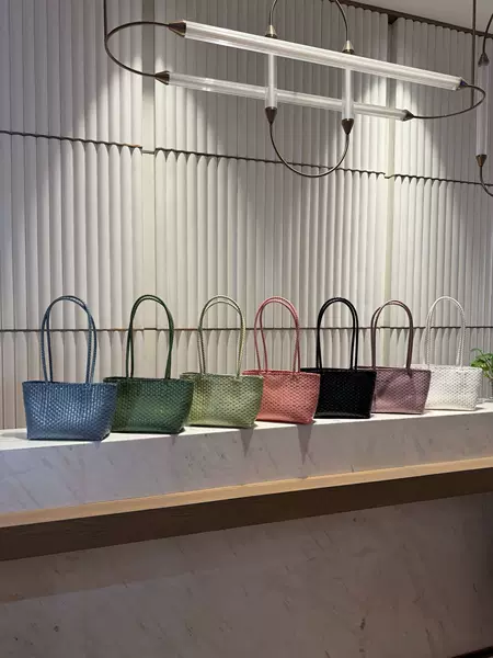 A similar model from India, hand-woven from recycled materials, solid color high-end tote bag, versatile bag for daily commuting