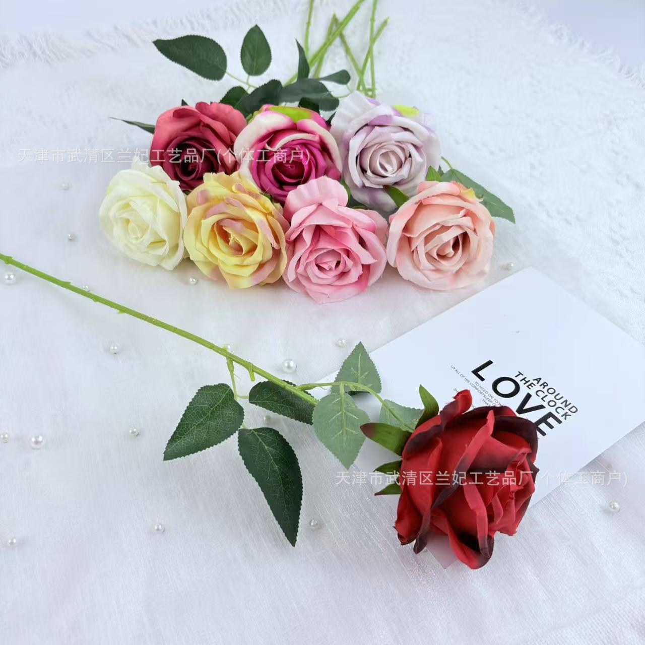 Una sola pieza de tela de seda, una pequeña rosa de crema, una rosa, una rosa, una rosa, una rosa, una rosa, una rosa, una rosa, una rosa, un arreglo floral, una boda, una pared de flores