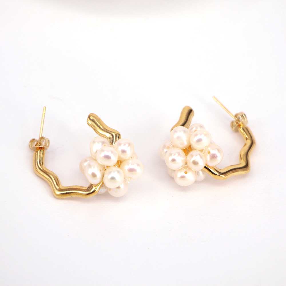 Retro Natural Freshwater Pearl Copper Gold Plated C-shaped Earrings display picture 5